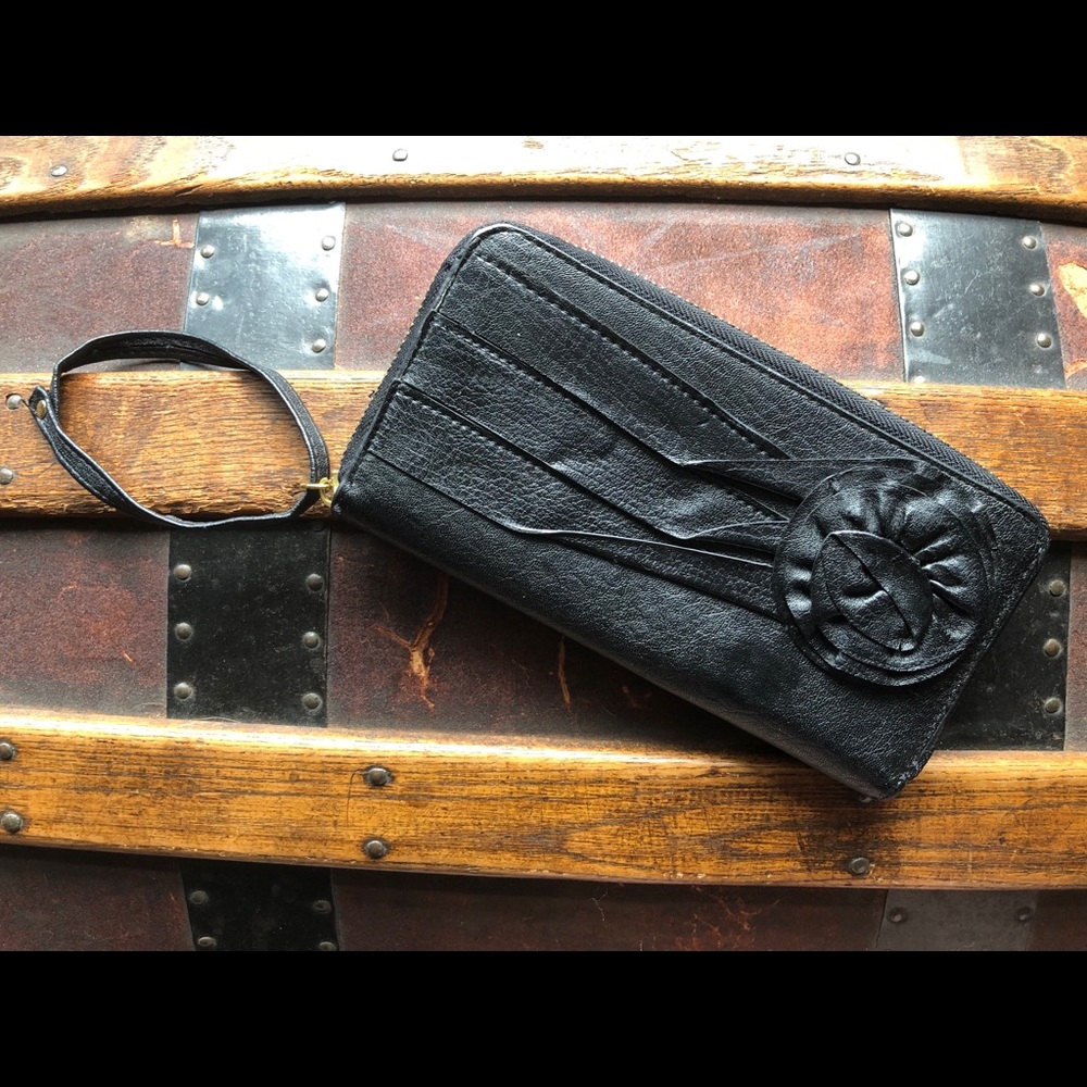 Black wristlet/wallet with flower detail 🖤